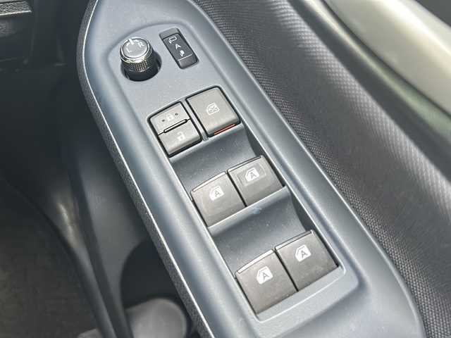 トヨタ ノア Si 静岡県 2015(平27)年 6.8万km ボルドーマイカメタリック 純正9インチナビ/・FM/AM/・CD/DVD/・SD録音/・フルセグTV/・Bluetooth/主要装備/・後席フリップダウンモニター/・バックカメラ/・両側パワースライドドア/・ＥＴＣ/・ＬＥＤヘッドライト/・２列目キャプテンシート/・アイドリングストップ/・横滑り防止装置/・リアクーラー/・16インチ純正アルミホイール/・フォグランプ/・MTモード付AT/・オートライト