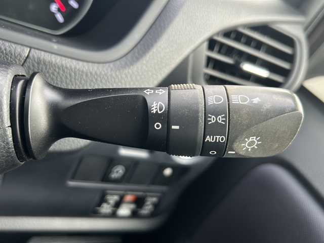 トヨタ ノア Si 静岡県 2015(平27)年 6.8万km ボルドーマイカメタリック 純正9インチナビ/・FM/AM/・CD/DVD/・SD録音/・フルセグTV/・Bluetooth/主要装備/・後席フリップダウンモニター/・バックカメラ/・両側パワースライドドア/・ＥＴＣ/・ＬＥＤヘッドライト/・２列目キャプテンシート/・アイドリングストップ/・横滑り防止装置/・リアクーラー/・16インチ純正アルミホイール/・フォグランプ/・MTモード付AT/・オートライト