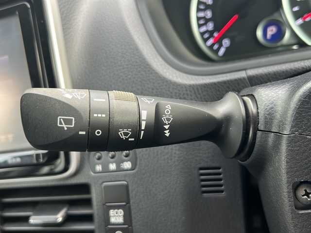 トヨタ ノア Si 静岡県 2015(平27)年 6.8万km ボルドーマイカメタリック 純正9インチナビ/・FM/AM/・CD/DVD/・SD録音/・フルセグTV/・Bluetooth/主要装備/・後席フリップダウンモニター/・バックカメラ/・両側パワースライドドア/・ＥＴＣ/・ＬＥＤヘッドライト/・２列目キャプテンシート/・アイドリングストップ/・横滑り防止装置/・リアクーラー/・16インチ純正アルミホイール/・フォグランプ/・MTモード付AT/・オートライト