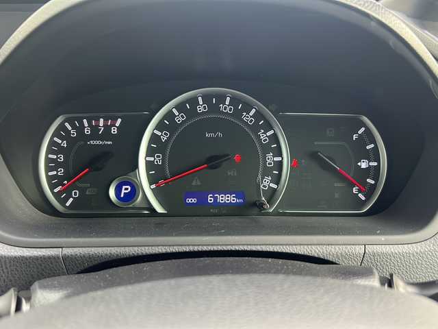 トヨタ ノア Si 静岡県 2015(平27)年 6.8万km ボルドーマイカメタリック 純正9インチナビ/・FM/AM/・CD/DVD/・SD録音/・フルセグTV/・Bluetooth/主要装備/・後席フリップダウンモニター/・バックカメラ/・両側パワースライドドア/・ＥＴＣ/・ＬＥＤヘッドライト/・２列目キャプテンシート/・アイドリングストップ/・横滑り防止装置/・リアクーラー/・16インチ純正アルミホイール/・フォグランプ/・MTモード付AT/・オートライト