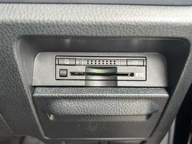 トヨタ ノア Si 静岡県 2015(平27)年 6.8万km ボルドーマイカメタリック 純正9インチナビ/・FM/AM/・CD/DVD/・SD録音/・フルセグTV/・Bluetooth/主要装備/・後席フリップダウンモニター/・バックカメラ/・両側パワースライドドア/・ＥＴＣ/・ＬＥＤヘッドライト/・２列目キャプテンシート/・アイドリングストップ/・横滑り防止装置/・リアクーラー/・16インチ純正アルミホイール/・フォグランプ/・MTモード付AT/・オートライト