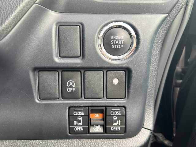 トヨタ ノア Si 静岡県 2015(平27)年 6.8万km ボルドーマイカメタリック 純正9インチナビ/・FM/AM/・CD/DVD/・SD録音/・フルセグTV/・Bluetooth/主要装備/・後席フリップダウンモニター/・バックカメラ/・両側パワースライドドア/・ＥＴＣ/・ＬＥＤヘッドライト/・２列目キャプテンシート/・アイドリングストップ/・横滑り防止装置/・リアクーラー/・16インチ純正アルミホイール/・フォグランプ/・MTモード付AT/・オートライト