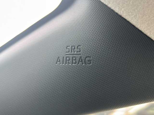 トヨタ ノア Si 静岡県 2015(平27)年 6.8万km ボルドーマイカメタリック 純正9インチナビ/・FM/AM/・CD/DVD/・SD録音/・フルセグTV/・Bluetooth/主要装備/・後席フリップダウンモニター/・バックカメラ/・両側パワースライドドア/・ＥＴＣ/・ＬＥＤヘッドライト/・２列目キャプテンシート/・アイドリングストップ/・横滑り防止装置/・リアクーラー/・16インチ純正アルミホイール/・フォグランプ/・MTモード付AT/・オートライト