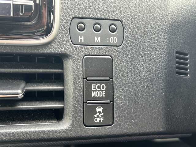 トヨタ ノア Si 静岡県 2015(平27)年 6.8万km ボルドーマイカメタリック 純正9インチナビ/・FM/AM/・CD/DVD/・SD録音/・フルセグTV/・Bluetooth/主要装備/・後席フリップダウンモニター/・バックカメラ/・両側パワースライドドア/・ＥＴＣ/・ＬＥＤヘッドライト/・２列目キャプテンシート/・アイドリングストップ/・横滑り防止装置/・リアクーラー/・16インチ純正アルミホイール/・フォグランプ/・MTモード付AT/・オートライト