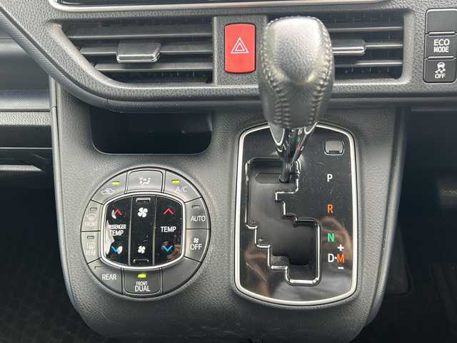 トヨタ ノア Si 静岡県 2015(平27)年 6.8万km ボルドーマイカメタリック 純正9インチナビ/・FM/AM/・CD/DVD/・SD録音/・フルセグTV/・Bluetooth/主要装備/・後席フリップダウンモニター/・バックカメラ/・両側パワースライドドア/・ＥＴＣ/・ＬＥＤヘッドライト/・２列目キャプテンシート/・アイドリングストップ/・横滑り防止装置/・リアクーラー/・16インチ純正アルミホイール/・フォグランプ/・MTモード付AT/・オートライト