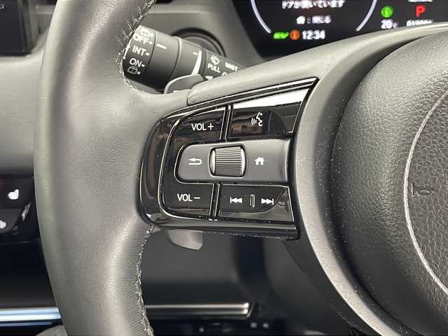 ホンダ ヴェゼル ハイブリッド e:HEV Z 千葉県 2022(令4)年 1.9万km プラチナホワイトパール ホンダコネクトナビ/　Bluetooth/フルセグTV/Apple car play/Android Auto/ホンダセンシング/レーダークルーズコントロール/レーンキープアシスト/衝突軽減ブレーキ/クリアランスソナー/先行車発進警報/標識認識機能/ブラインドスポットモニター/電動パーキング/オートホールド/オートハイビーム/ダウンヒルアシスト/パワーバックドア/ハーフレザーシート/ステアリングヒーター/前席シートヒーター/ワイヤレス充電/バックカメラ/ビルトインETC/LEDライト/フォグランプ/パドルシフト/前後ドラレコ/トノカバー/フロアマット/ドアバイザー