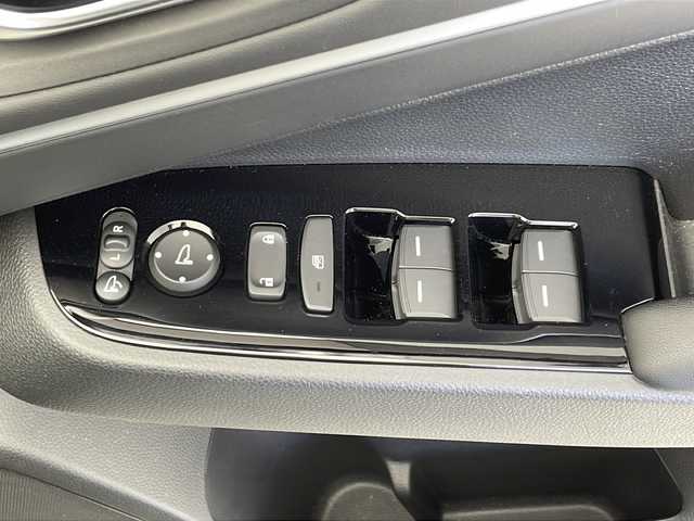 ホンダ ヴェゼル ハイブリッド e:HEV Z 千葉県 2022(令4)年 1.9万km プラチナホワイトパール ホンダコネクトナビ/　Bluetooth/フルセグTV/Apple car play/Android Auto/ホンダセンシング/レーダークルーズコントロール/レーンキープアシスト/衝突軽減ブレーキ/クリアランスソナー/先行車発進警報/標識認識機能/ブラインドスポットモニター/電動パーキング/オートホールド/オートハイビーム/ダウンヒルアシスト/パワーバックドア/ハーフレザーシート/ステアリングヒーター/前席シートヒーター/ワイヤレス充電/バックカメラ/ビルトインETC/LEDライト/フォグランプ/パドルシフト/前後ドラレコ/トノカバー/フロアマット/ドアバイザー