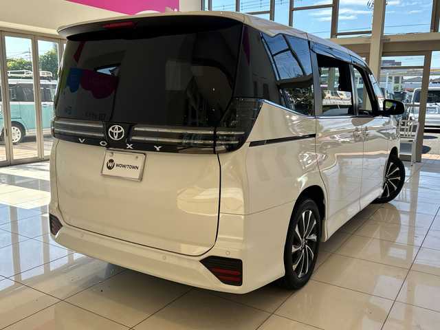 トヨタ ヴォクシー S－Z 埼玉県 2023(令5)年 2.3万km ホワイトパールクリスタルシャイン セーフティセンス/純正10.5インチナビ/　　CD/BT/USB/HDMI/フルセグ/バックカメラ/フリップダウンモニター/両側電動スライドドア/パワーバックドア/レーダークルーズコントロール/レーンキープアシスト/LEDヘッドライト/ハーフレザーシート/シートヒーター/純正17インチアルミホイール/ETC2.0/スマートキー×2/禁煙車