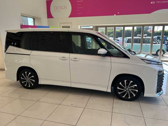 トヨタ ヴォクシー S－Z 埼玉県 2023(令5)年 2.3万km ホワイトパールクリスタルシャイン セーフティセンス/純正10.5インチナビ/　　CD/BT/USB/HDMI/フルセグ/バックカメラ/フリップダウンモニター/両側電動スライドドア/パワーバックドア/レーダークルーズコントロール/レーンキープアシスト/LEDヘッドライト/ハーフレザーシート/シートヒーター/純正17インチアルミホイール/ETC2.0/スマートキー×2/禁煙車