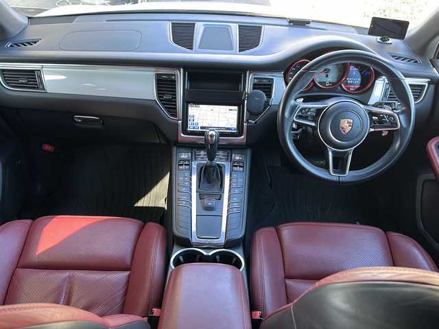 ポルシェ マカン S 埼玉県 2015(平27)年 7.1万km キャララホワイトメタリック 純正ナビゲーション(GCX633)/AM/FM/CD/DVD/BT/バックカメラ/ETC/ドライブレコーダー(CSD-500FHR)/後席モニター(TVM-PW900)/パワーリアゲート/クルーズコントロール/赤革シート/パドルシフト/前席パワーメモリーシート/シートヒーター/純正20インチアルミホイール/電動パーキング/ＨＩＤオートライト/レーダー探知機(AR-383GA)/保証書/取扱説明書/スペアキー1本