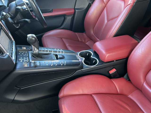 ポルシェ マカン S 埼玉県 2015(平27)年 7.1万km キャララホワイトメタリック 純正ナビゲーション(GCX633)/AM/FM/CD/DVD/BT/バックカメラ/ETC/ドライブレコーダー(CSD-500FHR)/後席モニター(TVM-PW900)/パワーリアゲート/クルーズコントロール/赤革シート/パドルシフト/前席パワーメモリーシート/シートヒーター/純正20インチアルミホイール/電動パーキング/ＨＩＤオートライト/レーダー探知機(AR-383GA)/保証書/取扱説明書/スペアキー1本