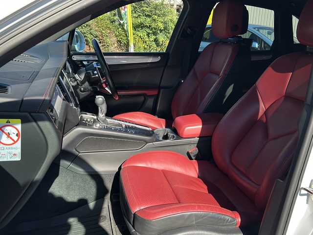 ポルシェ マカン S 埼玉県 2015(平27)年 7.1万km キャララホワイトメタリック 純正ナビゲーション(GCX633)/AM/FM/CD/DVD/BT/バックカメラ/ETC/ドライブレコーダー(CSD-500FHR)/後席モニター(TVM-PW900)/パワーリアゲート/クルーズコントロール/赤革シート/パドルシフト/前席パワーメモリーシート/シートヒーター/純正20インチアルミホイール/電動パーキング/ＨＩＤオートライト/レーダー探知機(AR-383GA)/保証書/取扱説明書/スペアキー1本