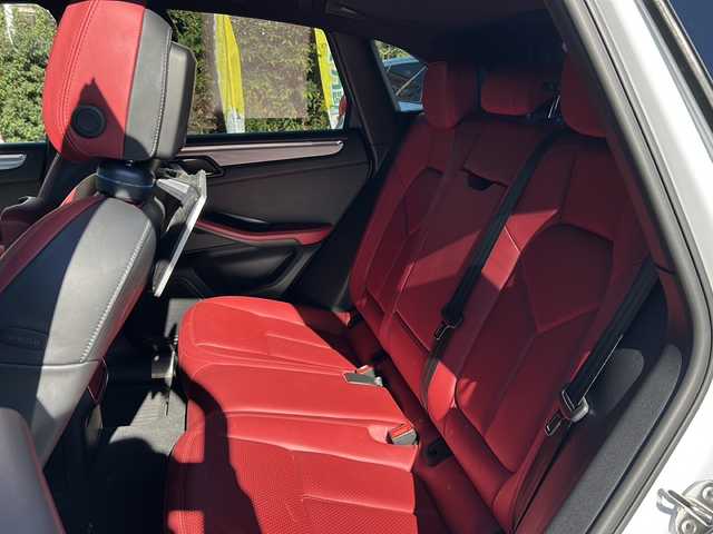 ポルシェ マカン S 埼玉県 2015(平27)年 7.1万km キャララホワイトメタリック 純正ナビゲーション(GCX633)/AM/FM/CD/DVD/BT/バックカメラ/ETC/ドライブレコーダー(CSD-500FHR)/後席モニター(TVM-PW900)/パワーリアゲート/クルーズコントロール/赤革シート/パドルシフト/前席パワーメモリーシート/シートヒーター/純正20インチアルミホイール/電動パーキング/ＨＩＤオートライト/レーダー探知機(AR-383GA)/保証書/取扱説明書/スペアキー1本