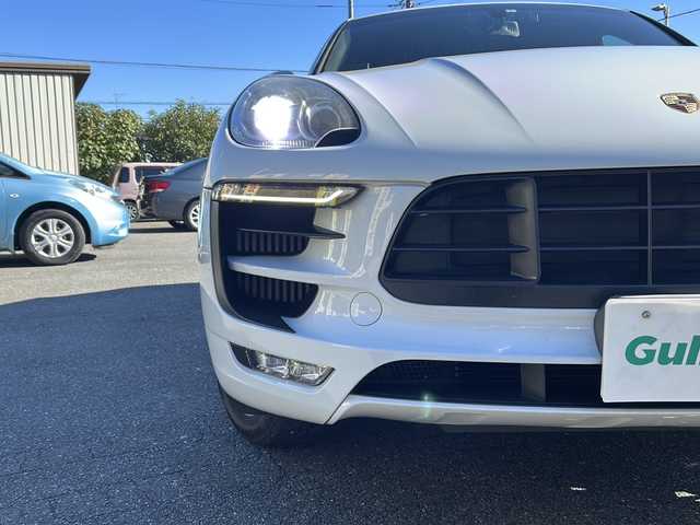 ポルシェ マカン S 埼玉県 2015(平27)年 7.1万km キャララホワイトメタリック 純正ナビゲーション(GCX633)/AM/FM/CD/DVD/BT/バックカメラ/ETC/ドライブレコーダー(CSD-500FHR)/後席モニター(TVM-PW900)/パワーリアゲート/クルーズコントロール/赤革シート/パドルシフト/前席パワーメモリーシート/シートヒーター/純正20インチアルミホイール/電動パーキング/ＨＩＤオートライト/レーダー探知機(AR-383GA)/保証書/取扱説明書/スペアキー1本