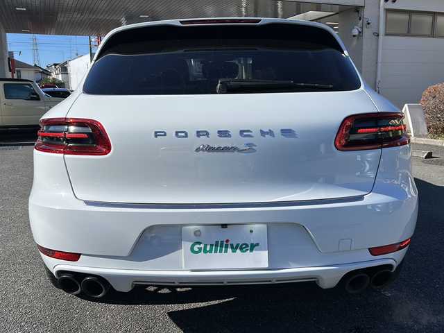 ポルシェ マカン S 埼玉県 2015(平27)年 7.1万km キャララホワイトメタリック 純正ナビゲーション(GCX633)/AM/FM/CD/DVD/BT/バックカメラ/ETC/ドライブレコーダー(CSD-500FHR)/後席モニター(TVM-PW900)/パワーリアゲート/クルーズコントロール/赤革シート/パドルシフト/前席パワーメモリーシート/シートヒーター/純正20インチアルミホイール/電動パーキング/ＨＩＤオートライト/レーダー探知機(AR-383GA)/保証書/取扱説明書/スペアキー1本