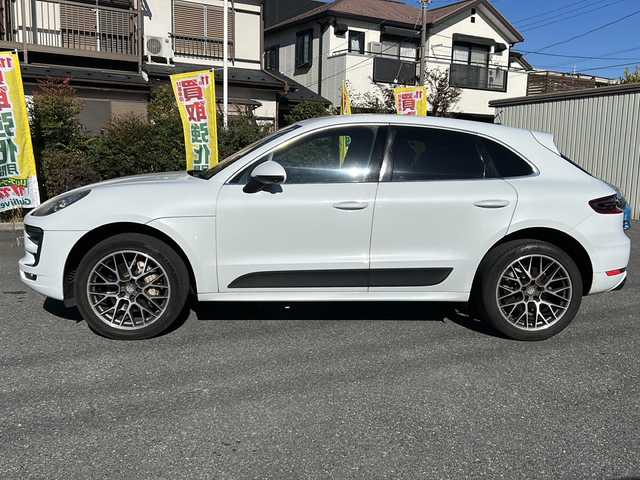 ポルシェ マカン S 埼玉県 2015(平27)年 7.1万km キャララホワイトメタリック 純正ナビゲーション(GCX633)/AM/FM/CD/DVD/BT/バックカメラ/ETC/ドライブレコーダー(CSD-500FHR)/後席モニター(TVM-PW900)/パワーリアゲート/クルーズコントロール/赤革シート/パドルシフト/前席パワーメモリーシート/シートヒーター/純正20インチアルミホイール/電動パーキング/ＨＩＤオートライト/レーダー探知機(AR-383GA)/保証書/取扱説明書/スペアキー1本