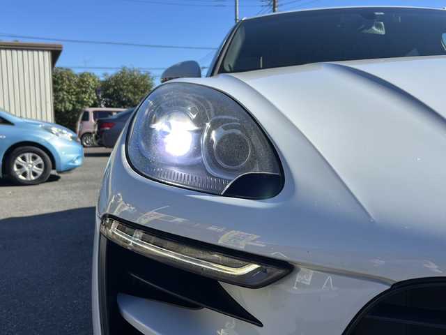 ポルシェ マカン S 埼玉県 2015(平27)年 7.1万km キャララホワイトメタリック 純正ナビゲーション(GCX633)/AM/FM/CD/DVD/BT/バックカメラ/ETC/ドライブレコーダー(CSD-500FHR)/後席モニター(TVM-PW900)/パワーリアゲート/クルーズコントロール/赤革シート/パドルシフト/前席パワーメモリーシート/シートヒーター/純正20インチアルミホイール/電動パーキング/ＨＩＤオートライト/レーダー探知機(AR-383GA)/保証書/取扱説明書/スペアキー1本