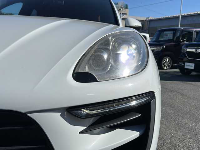 ポルシェ マカン S 埼玉県 2015(平27)年 7.1万km キャララホワイトメタリック 純正ナビゲーション(GCX633)/AM/FM/CD/DVD/BT/バックカメラ/ETC/ドライブレコーダー(CSD-500FHR)/後席モニター(TVM-PW900)/パワーリアゲート/クルーズコントロール/赤革シート/パドルシフト/前席パワーメモリーシート/シートヒーター/純正20インチアルミホイール/電動パーキング/ＨＩＤオートライト/レーダー探知機(AR-383GA)/保証書/取扱説明書/スペアキー1本