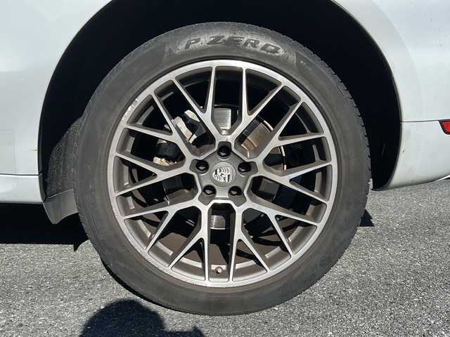 ポルシェ マカン S 埼玉県 2015(平27)年 7.1万km キャララホワイトメタリック 純正ナビゲーション(GCX633)/AM/FM/CD/DVD/BT/バックカメラ/ETC/ドライブレコーダー(CSD-500FHR)/後席モニター(TVM-PW900)/パワーリアゲート/クルーズコントロール/赤革シート/パドルシフト/前席パワーメモリーシート/シートヒーター/純正20インチアルミホイール/電動パーキング/ＨＩＤオートライト/レーダー探知機(AR-383GA)/保証書/取扱説明書/スペアキー1本