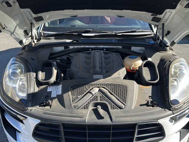 ポルシェ マカン S 埼玉県 2015(平27)年 7.1万km キャララホワイトメタリック 純正ナビゲーション(GCX633)/AM/FM/CD/DVD/BT/バックカメラ/ETC/ドライブレコーダー(CSD-500FHR)/後席モニター(TVM-PW900)/パワーリアゲート/クルーズコントロール/赤革シート/パドルシフト/前席パワーメモリーシート/シートヒーター/純正20インチアルミホイール/電動パーキング/ＨＩＤオートライト/レーダー探知機(AR-383GA)/保証書/取扱説明書/スペアキー1本