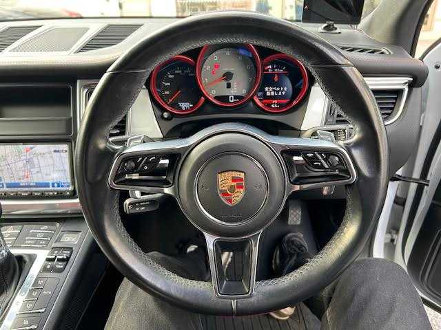 ポルシェ マカン S 埼玉県 2015(平27)年 7.1万km キャララホワイトメタリック 純正ナビゲーション(GCX633)/CD/DVD/フルセグ/Bluetooth/バックカメラ/ETC/ドライブレコーダー(CSD-500FHR)/後席モニター(TVM-PW900)/パワーリアゲート/クルーズコントロール/赤革シート/パドルシフト/前席パワーメモリーシート/シートヒーター/純正20インチアルミホイール/電動パーキング/ＨＩＤオートライト/レーダー探知機(AR-383GA)/保証書/取扱説明書/スペアキー1本