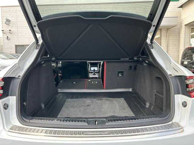 ポルシェ マカン S 埼玉県 2015(平27)年 7.1万km キャララホワイトメタリック 純正ナビゲーション(GCX633)/CD/DVD/フルセグ/Bluetooth/バックカメラ/ETC/ドライブレコーダー(CSD-500FHR)/後席モニター(TVM-PW900)/パワーリアゲート/クルーズコントロール/赤革シート/パドルシフト/前席パワーメモリーシート/シートヒーター/純正20インチアルミホイール/電動パーキング/ＨＩＤオートライト/レーダー探知機(AR-383GA)/保証書/取扱説明書/スペアキー1本