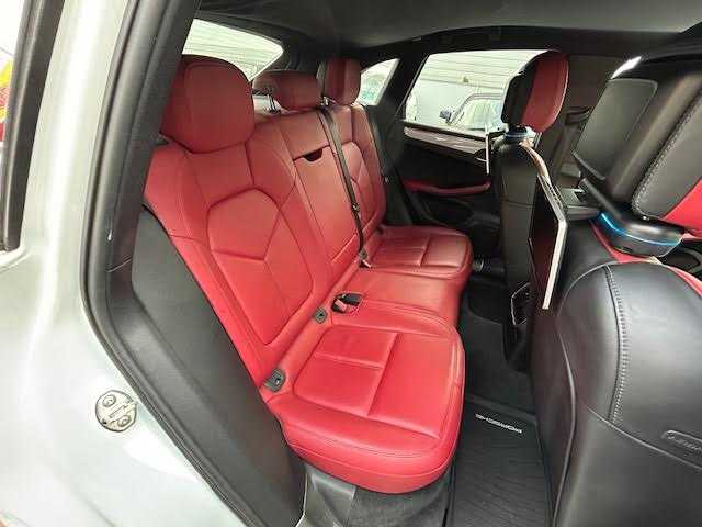 ポルシェ マカン S 埼玉県 2015(平27)年 7.1万km キャララホワイトメタリック 純正ナビゲーション(GCX633)/CD/DVD/フルセグ/Bluetooth/バックカメラ/ETC/ドライブレコーダー(CSD-500FHR)/後席モニター(TVM-PW900)/パワーリアゲート/クルーズコントロール/赤革シート/パドルシフト/前席パワーメモリーシート/シートヒーター/純正20インチアルミホイール/電動パーキング/ＨＩＤオートライト/レーダー探知機(AR-383GA)/保証書/取扱説明書/スペアキー1本