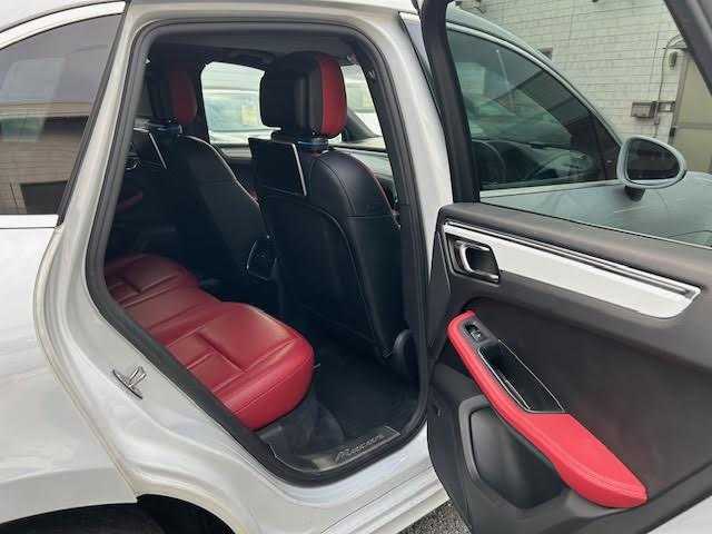 ポルシェ マカン S 埼玉県 2015(平27)年 7.1万km キャララホワイトメタリック 純正ナビゲーション(GCX633)/CD/DVD/フルセグ/Bluetooth/バックカメラ/ETC/ドライブレコーダー(CSD-500FHR)/後席モニター(TVM-PW900)/パワーリアゲート/クルーズコントロール/赤革シート/パドルシフト/前席パワーメモリーシート/シートヒーター/純正20インチアルミホイール/電動パーキング/ＨＩＤオートライト/レーダー探知機(AR-383GA)/保証書/取扱説明書/スペアキー1本