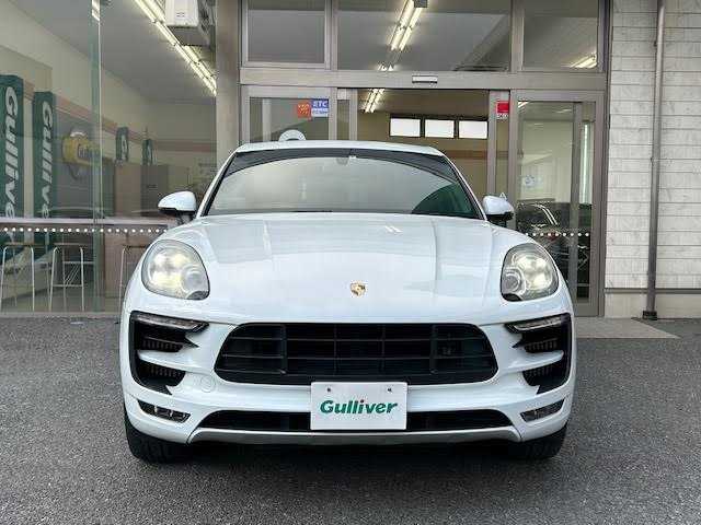 ポルシェ マカン S 埼玉県 2015(平27)年 7.1万km キャララホワイトメタリック 純正ナビゲーション(GCX633)/CD/DVD/フルセグ/Bluetooth/バックカメラ/ETC/ドライブレコーダー(CSD-500FHR)/後席モニター(TVM-PW900)/パワーリアゲート/クルーズコントロール/赤革シート/パドルシフト/前席パワーメモリーシート/シートヒーター/純正20インチアルミホイール/電動パーキング/ＨＩＤオートライト/レーダー探知機(AR-383GA)/保証書/取扱説明書/スペアキー1本