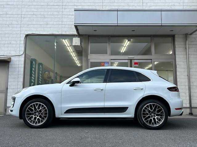 ポルシェ マカン S 埼玉県 2015(平27)年 7.1万km キャララホワイトメタリック 純正ナビゲーション(GCX633)/CD/DVD/フルセグ/Bluetooth/バックカメラ/ETC/ドライブレコーダー(CSD-500FHR)/後席モニター(TVM-PW900)/パワーリアゲート/クルーズコントロール/赤革シート/パドルシフト/前席パワーメモリーシート/シートヒーター/純正20インチアルミホイール/電動パーキング/ＨＩＤオートライト/レーダー探知機(AR-383GA)/保証書/取扱説明書/スペアキー1本