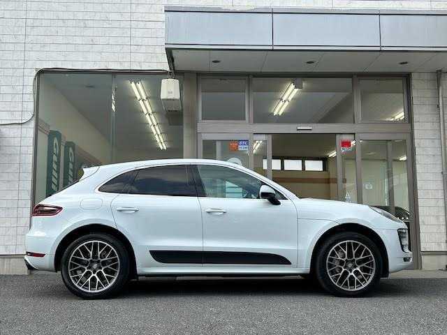 ポルシェ マカン S 埼玉県 2015(平27)年 7.1万km キャララホワイトメタリック 純正ナビゲーション(GCX633)/CD/DVD/フルセグ/Bluetooth/バックカメラ/ETC/ドライブレコーダー(CSD-500FHR)/後席モニター(TVM-PW900)/パワーリアゲート/クルーズコントロール/赤革シート/パドルシフト/前席パワーメモリーシート/シートヒーター/純正20インチアルミホイール/電動パーキング/ＨＩＤオートライト/レーダー探知機(AR-383GA)/保証書/取扱説明書/スペアキー1本