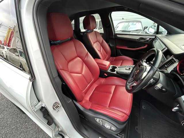 ポルシェ マカン S 埼玉県 2015(平27)年 7.1万km キャララホワイトメタリック 純正ナビゲーション(GCX633)/CD/DVD/フルセグ/Bluetooth/バックカメラ/ETC/ドライブレコーダー(CSD-500FHR)/後席モニター(TVM-PW900)/パワーリアゲート/クルーズコントロール/赤革シート/パドルシフト/前席パワーメモリーシート/シートヒーター/純正20インチアルミホイール/電動パーキング/ＨＩＤオートライト/レーダー探知機(AR-383GA)/保証書/取扱説明書/スペアキー1本