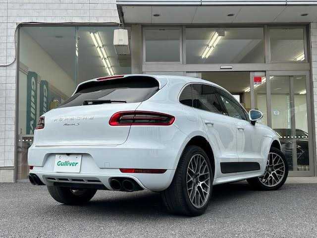 ポルシェ マカン S 埼玉県 2015(平27)年 7.1万km キャララホワイトメタリック 純正ナビゲーション(GCX633)/CD/DVD/フルセグ/Bluetooth/バックカメラ/ETC/ドライブレコーダー(CSD-500FHR)/後席モニター(TVM-PW900)/パワーリアゲート/クルーズコントロール/赤革シート/パドルシフト/前席パワーメモリーシート/シートヒーター/純正20インチアルミホイール/電動パーキング/ＨＩＤオートライト/レーダー探知機(AR-383GA)/保証書/取扱説明書/スペアキー1本