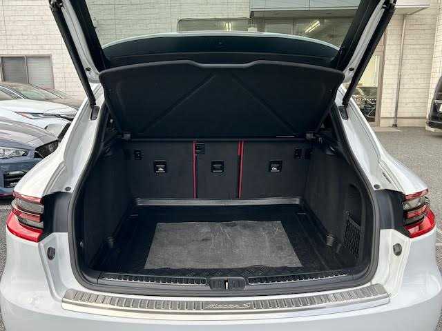 ポルシェ マカン S 埼玉県 2015(平27)年 7.1万km キャララホワイトメタリック 純正ナビゲーション(GCX633)/CD/DVD/フルセグ/Bluetooth/バックカメラ/ETC/ドライブレコーダー(CSD-500FHR)/後席モニター(TVM-PW900)/パワーリアゲート/クルーズコントロール/赤革シート/パドルシフト/前席パワーメモリーシート/シートヒーター/純正20インチアルミホイール/電動パーキング/ＨＩＤオートライト/レーダー探知機(AR-383GA)/保証書/取扱説明書/スペアキー1本