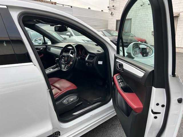 ポルシェ マカン S 埼玉県 2015(平27)年 7.1万km キャララホワイトメタリック 純正ナビゲーション(GCX633)/CD/DVD/フルセグ/Bluetooth/バックカメラ/ETC/ドライブレコーダー(CSD-500FHR)/後席モニター(TVM-PW900)/パワーリアゲート/クルーズコントロール/赤革シート/パドルシフト/前席パワーメモリーシート/シートヒーター/純正20インチアルミホイール/電動パーキング/ＨＩＤオートライト/レーダー探知機(AR-383GA)/保証書/取扱説明書/スペアキー1本