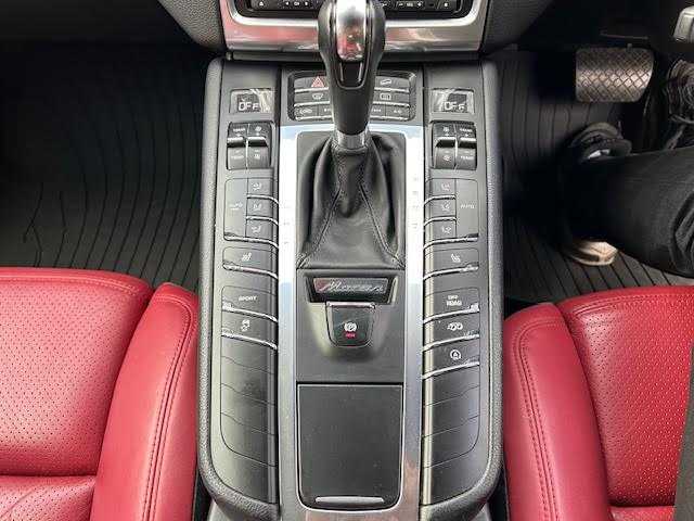 ポルシェ マカン S 埼玉県 2015(平27)年 7.1万km キャララホワイトメタリック 純正ナビゲーション(GCX633)/CD/DVD/フルセグ/Bluetooth/バックカメラ/ETC/ドライブレコーダー(CSD-500FHR)/後席モニター(TVM-PW900)/パワーリアゲート/クルーズコントロール/赤革シート/パドルシフト/前席パワーメモリーシート/シートヒーター/純正20インチアルミホイール/電動パーキング/ＨＩＤオートライト/レーダー探知機(AR-383GA)/保証書/取扱説明書/スペアキー1本