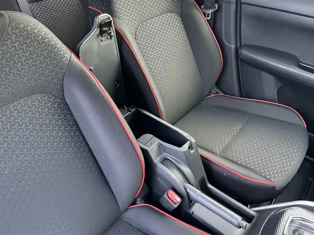 トヨタ ライズ Z 香川県 2020(令2)年 3.4万km レーザーブルークリスタルシャイン スマートアシスト/・アダプティブクルーズコントロール/・レーンキープコントロール/・衝突回避支援ブレーキ/・衝突警報機能/・ブレーキ抑制付誤発進抑制機能/・アダプティブドライビングビーム/・車線逸脱警報機能/・ふらつき警報機能/・ブラインドスポットモニター/・パノラミックビューモニター/純正9インチディスプレイオーディオ/→フルセグ/Bluetooth/iPod/AppleCarPlay/前席シートヒーター/純正17インチアルミ/前後ドライブレコーダー/革巻きステアリング/ステアリングリモコン/MTモード付AT/純正フロアマット/アイドリングストップ/プッシュスタート/スマートキー