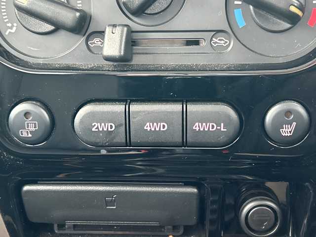 スズキ ジムニー ランドベンチャー 道北・旭川 2015(平27)年 5.2万km クールカーキPM /4WD//社外ナビ/CD/DVD/BT/フルセグ/USB/SD/MSV//シートヒーター//ミラーヒーター//ETC//革巻きステアリング//純正16インチアルミホイール//背面タイヤハードカバー//ハーフレザーシート//スペアキー//フォグランプ//純正フロアマット//ドアバイザー//保証書//取扱説明書