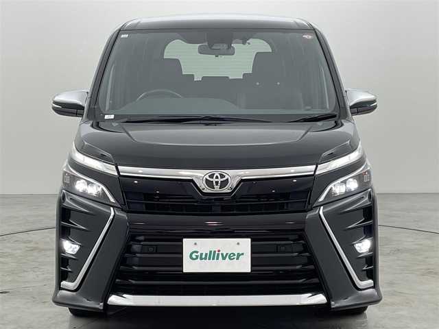 トヨタ ヴォクシー ZS 煌Ⅲ 福岡県 2020(令2)年 4.6万km ブラック フリップダウンモニター　/純正ナビ　/バックカメラ　/ビルトインＥＴＣ　/クルーズコントロール　/コーナーセンサー　/衝突被害軽減ブレーキ　/レーンキープ　/ＭＴモード付き　/両側電動スライドドア　/ハーフレザー　/ＬＥＤ