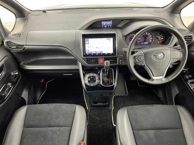 トヨタ ヴォクシー ZS 煌Ⅲ 福岡県 2020(令2)年 4.6万km ブラック フリップダウンモニター　/純正ナビ　/バックカメラ　/ビルトインＥＴＣ　/クルーズコントロール　/コーナーセンサー　/衝突被害軽減ブレーキ　/レーンキープ　/ＭＴモード付き　/両側電動スライドドア　/ハーフレザー　/ＬＥＤ