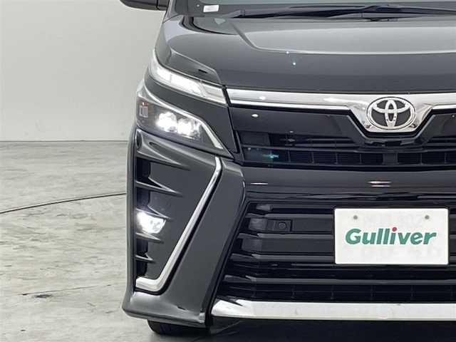 トヨタ ヴォクシー ZS 煌Ⅲ 福岡県 2020(令2)年 4.6万km ブラック フリップダウンモニター　/純正ナビ　/バックカメラ　/ビルトインＥＴＣ　/クルーズコントロール　/コーナーセンサー　/衝突被害軽減ブレーキ　/レーンキープ　/ＭＴモード付き　/両側電動スライドドア　/ハーフレザー　/ＬＥＤ
