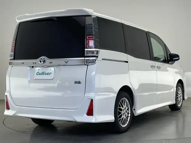 トヨタ ヴォクシー ハイブリッド ZS 煌Ⅲ 愛知県 2021(令3)年 5.7万km ホワイトパールクリスタルシャイン 純正１０型ナビ　フルセグＴＶ　純正１２．１型後席モニター　ハーフレザー　シートヒーター　バックカメラ　ＥＴＣ２．０　前後ドラレコ　衝突軽減　クルコン　ＬＥＤオートライト　コーナーセンサ　フォグランプ　レザー調シートカバー　トヨタセーフティセンス　禁煙車