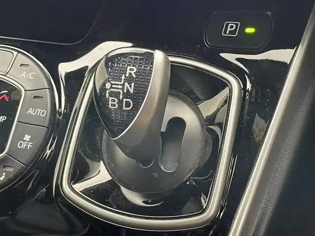 トヨタ ヴォクシー ハイブリッド ZS 煌Ⅲ 愛知県 2021(令3)年 5.7万km ホワイトパールクリスタルシャイン 純正１０型ナビ　フルセグＴＶ　純正１２．１型後席モニター　ハーフレザー　シートヒーター　バックカメラ　ＥＴＣ２．０　前後ドラレコ　衝突軽減　クルコン　ＬＥＤオートライト　コーナーセンサ　フォグランプ　レザー調シートカバー　トヨタセーフティセンス　禁煙車