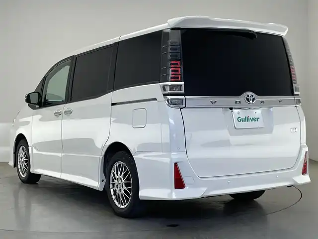 トヨタ ヴォクシー ハイブリッド ZS 煌Ⅲ 愛知県 2021(令3)年 5.7万km ホワイトパールクリスタルシャイン 純正１０型ナビ　フルセグＴＶ　純正１２．１型後席モニター　ハーフレザー　シートヒーター　バックカメラ　ＥＴＣ２．０　前後ドラレコ　衝突軽減　クルコン　ＬＥＤオートライト　コーナーセンサ　フォグランプ　レザー調シートカバー　トヨタセーフティセンス　禁煙車