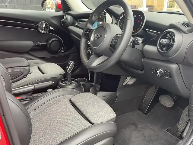 ＭＩＮＩ ＢＭＷ ミニ ワン クラシックトリム 静岡県 2022(令4)年 2.2万km チリ・レッド ワンオーナー /ドライビングアシスト/ナビゲーションパッケージ/ハーフレザーシート /MINIApp対応 Bluetooth CarPlay対応/バックカメラ/OP17インチアロイホイール/ドライビングMODE/アンビエントライト /コンフォートアクセス/ETC