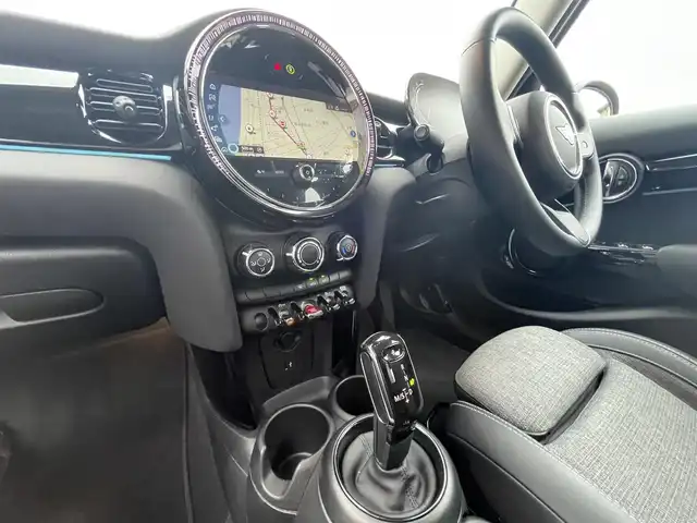 ＭＩＮＩ ＢＭＷ ミニ ワン クラシックトリム 静岡県 2022(令4)年 2.2万km チリ・レッド ワンオーナー /ドライビングアシスト/ナビゲーションパッケージ/ハーフレザーシート /MINIApp対応 Bluetooth CarPlay対応/バックカメラ/OP17インチアロイホイール/ドライビングMODE/アンビエントライト /コンフォートアクセス/ETC