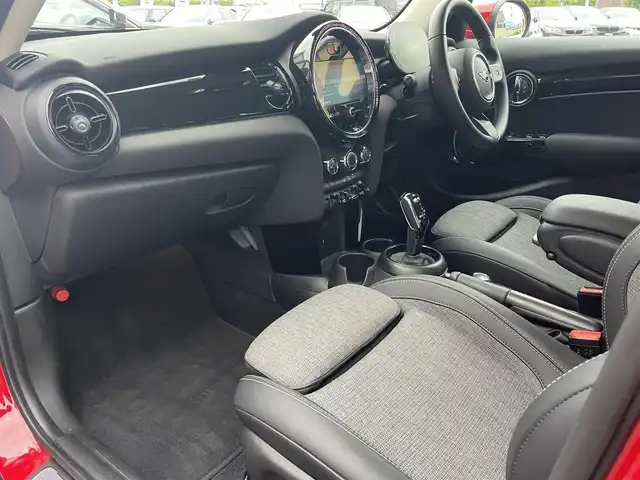 ＭＩＮＩ ＢＭＷ ミニ ワン クラシックトリム 静岡県 2022(令4)年 2.2万km チリ・レッド ワンオーナー /ドライビングアシスト/ナビゲーションパッケージ/ハーフレザーシート /MINIApp対応 Bluetooth CarPlay対応/バックカメラ/OP17インチアロイホイール/ドライビングMODE/アンビエントライト /コンフォートアクセス/ETC