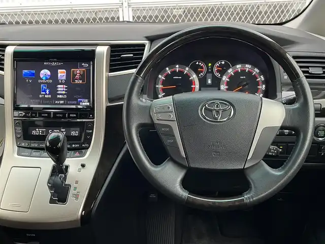 トヨタ ヴェルファイア 2．4Z ゴールデンアイズⅡ 香川県 2014(平26)年 7.8万km ホワイトパールクリスタルシャイン 登録時走行距離 77145km/ALPINE製9インチ社外ナビ/→AM/FM/フルセグTV/Bluetooth/バックカメラ/クルーズコントロール/ビルトインETC/ALPINE製10.2インチ社外フリップダウンモニター/ハーフレザーシート/キャプテンシート/オットマン/両側パワースライドドア/パワーバックドア/HIDオートライト/フォグランプ/プッシュスタート/スマートキー/クリアランスソナー
