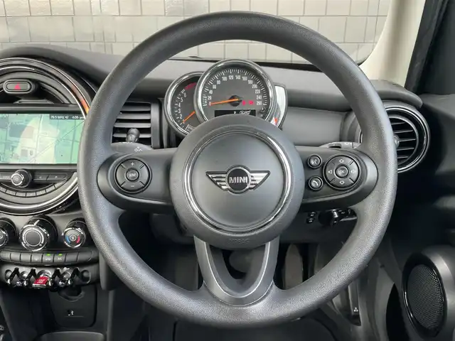 ＭＩＮＩ ミニ ヴィクトリア 静岡県 2018(平30)年 3.2万km ミッドナイト・ブラック・メタリック 純正HDDナビ/・Bluetooth/・USB入力端子/ETC/オートリミッター/アイドリングストップ/横滑り防止装置/LEDヘッドライト/ユニオンジャックLEDリアライト/純正フロアマット/純正15インチアロイホイール