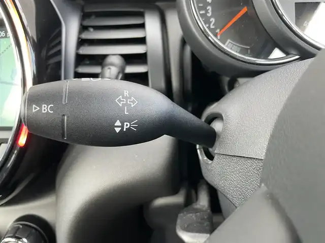 ＭＩＮＩ ミニ ヴィクトリア 静岡県 2018(平30)年 3.2万km ミッドナイト・ブラック・メタリック 純正HDDナビ/・Bluetooth/・USB入力端子/ETC/オートリミッター/アイドリングストップ/横滑り防止装置/LEDヘッドライト/ユニオンジャックLEDリアライト/純正フロアマット/純正15インチアロイホイール